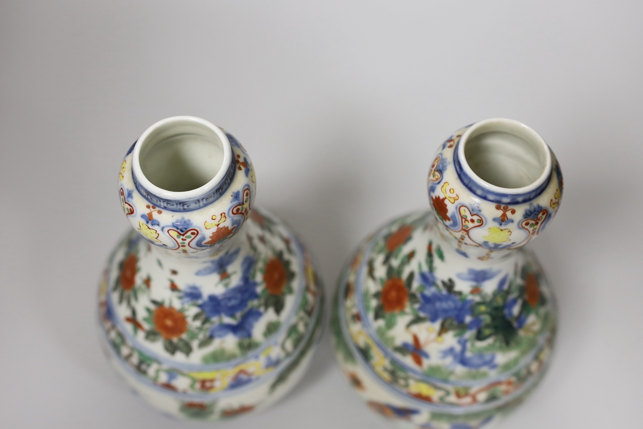 A Chinese style armorial bowl, pair of Chinese clobbered vases and a blue and white plate